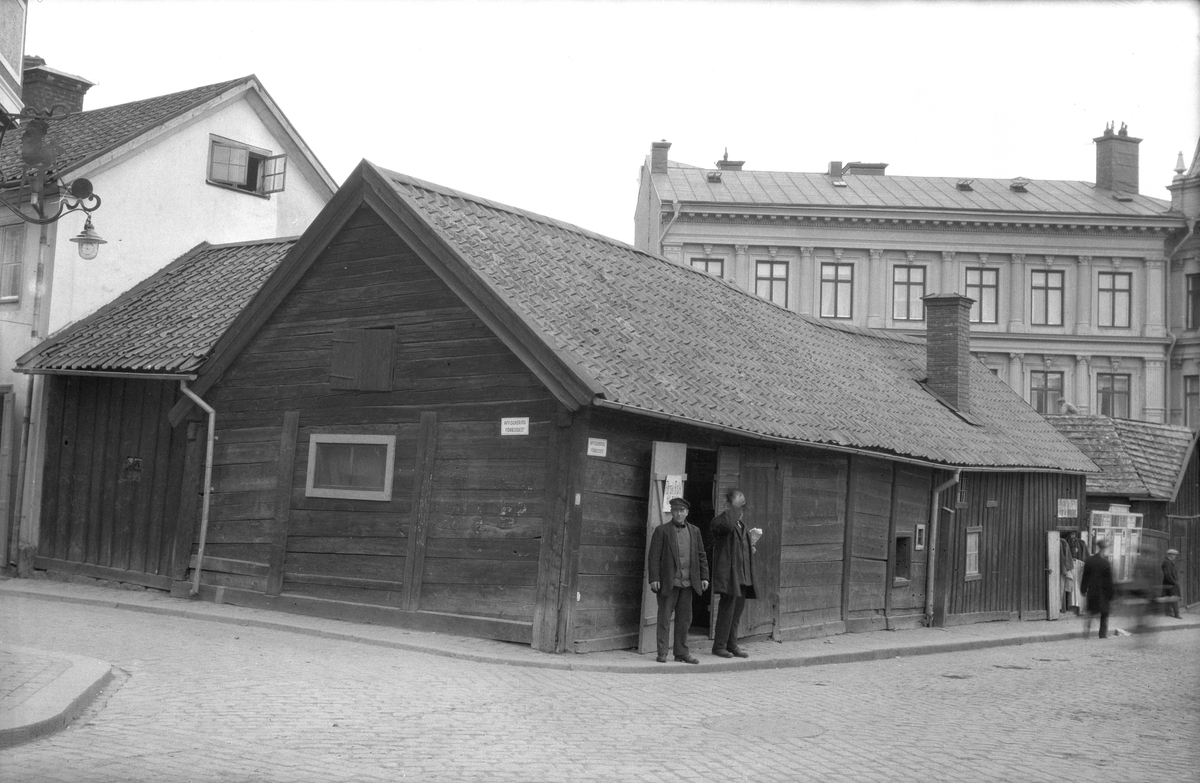 Parti av Linköping. Vy mot kvarteret Däckeln sett från korsningen av Nygatan och Klostergatan. Trähusbebyggelsen revs 1926.