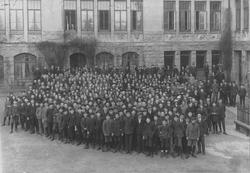 Ålesund off.høgere alm. skolens elver, fotografert i skolepl