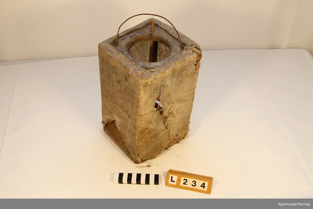 Lykta ble av den tidligere eieren omtalt som ei sjålykt. Det ser ut som den kan være produsert av blæra eller magen på et dyr. Poenget med å bruke blæra eller andre deler fra dyremagen er å oppnå mest mulig gjennomsiktighet. Det kan være at de brukte dette i mangel på glass. Topp og bunn er formet av et trestykke, samt trepinner i hjørnene som danner rammeverket. Huden er trukket over til slutt, og sydd sammen på siden, samte på over og undersiden. Øvre trelokk har hull for at varmen fra lyset skulle slippe ut. Det er påsatt en jernstreng i toppen for å bære lykta etter.