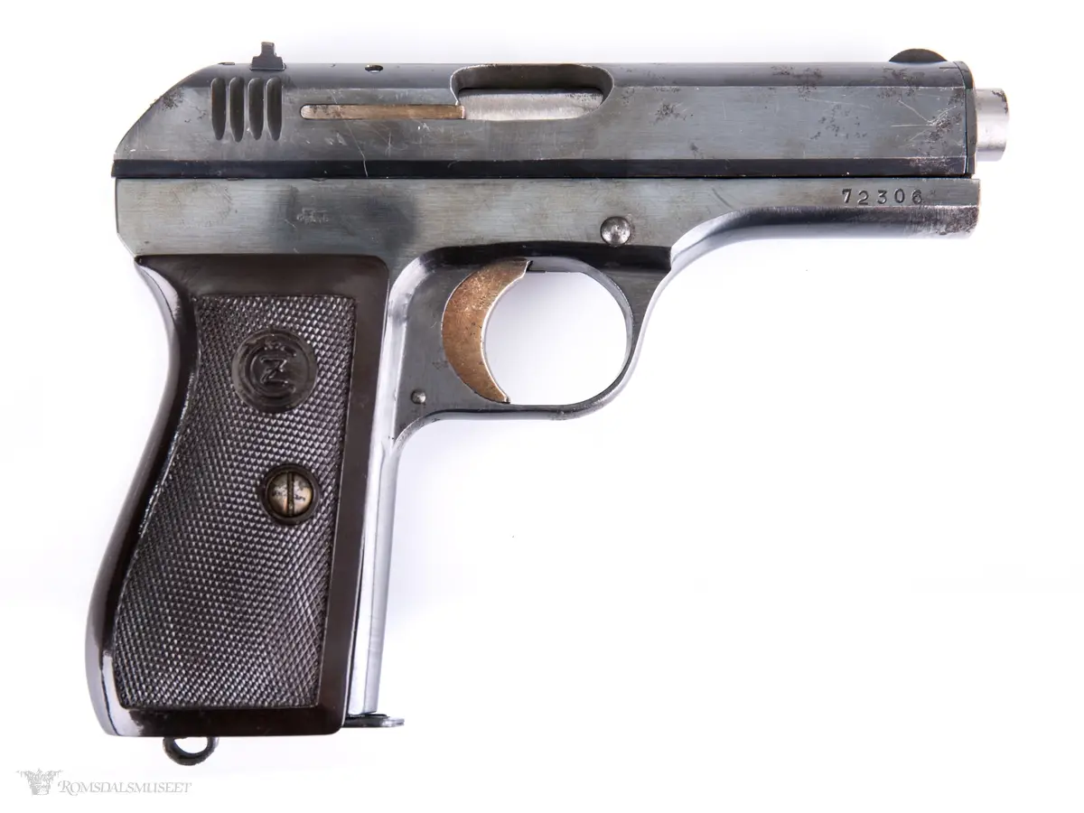 Semiautomatisk lommepistol med for- og baksikte, sikringshendel med utløserknapp, magasin med utløser under skjeftet og for og baksikte. Tsjekkisk pistol som er produsert under okkupasjonsstyre.