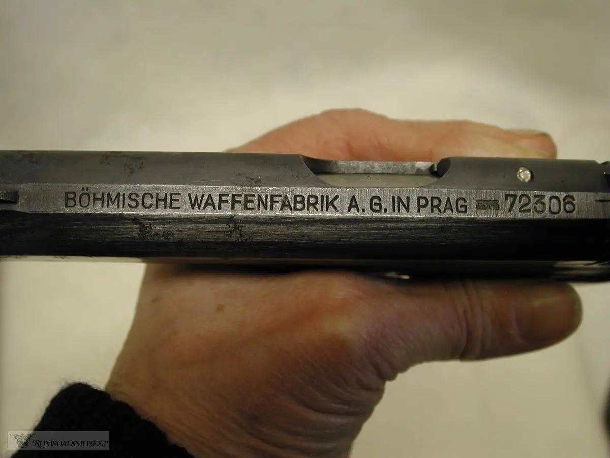 Semiautomatisk lommepistol med for- og baksikte, sikringshendel med utløserknapp, magasin med utløser under skjeftet og for og baksikte. Tsjekkisk pistol som er produsert under okkupasjonsstyre.