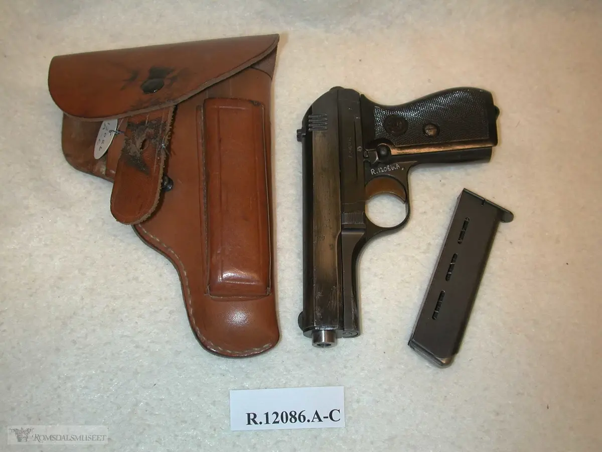 Semiautomatisk lommepistol med for- og baksikte, sikringshendel med utløserknapp, magasin med utløser under skjeftet og for og baksikte. Tsjekkisk pistol som er produsert under okkupasjonsstyre.