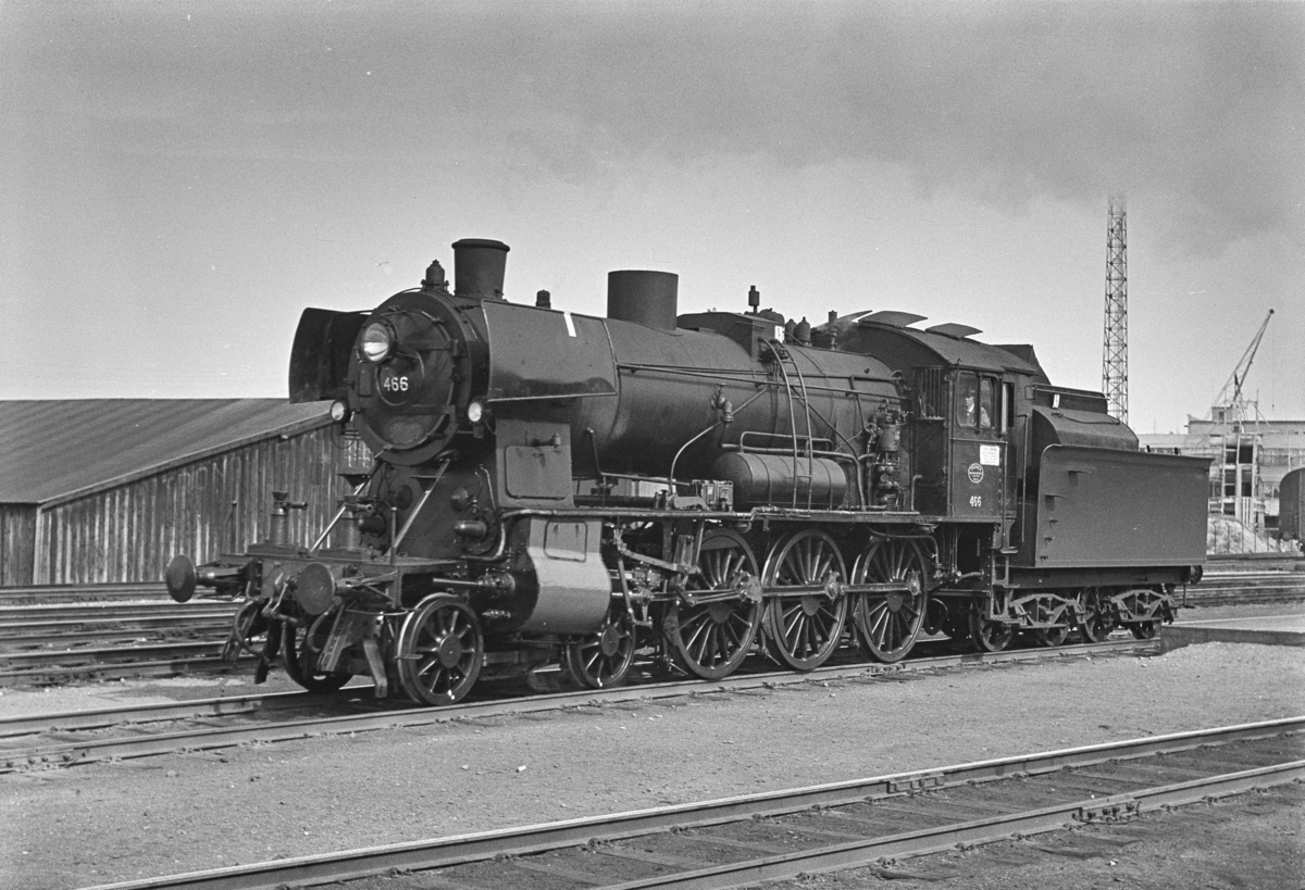Damplokomotiv type 30c nr. 466 på Trondheim stasjon.