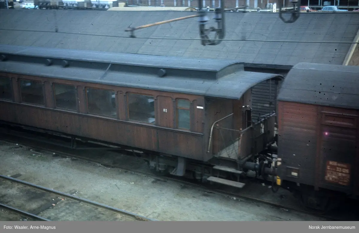 Personvogn litra Bo3b nr. 81 i tog på Oslo Ø