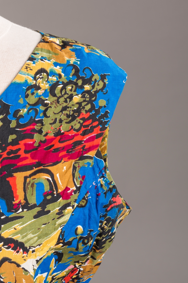 Spanskinspirert motiv med hus, hester og trær