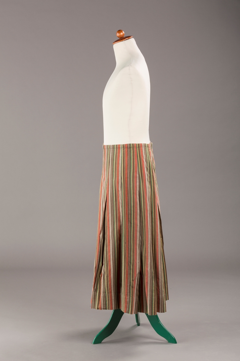 Stripete bomullsskjørt med nedsydde legg, uten linning, lukkes med trykknapper.