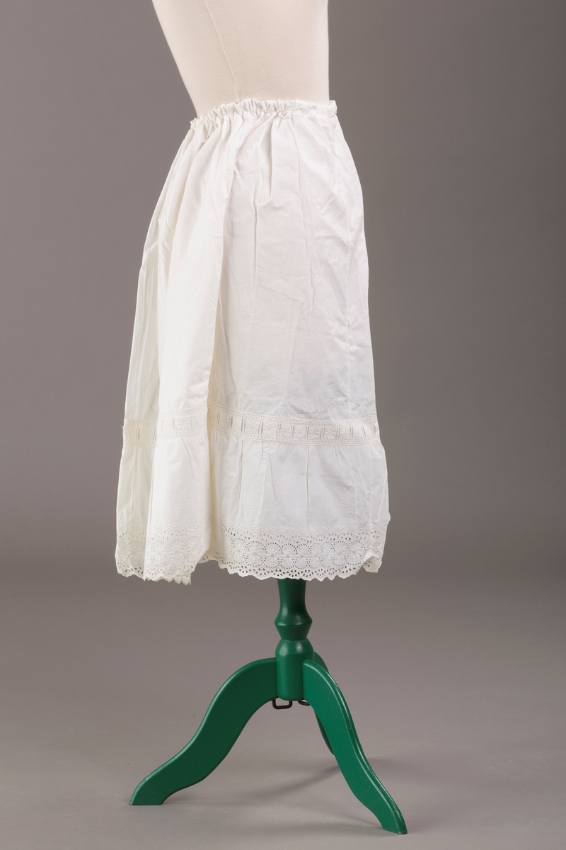 Form: Sydd sammen av seks høyder av ulik bredde og skjæring, blondekant, hullsøm, strikk i livet,