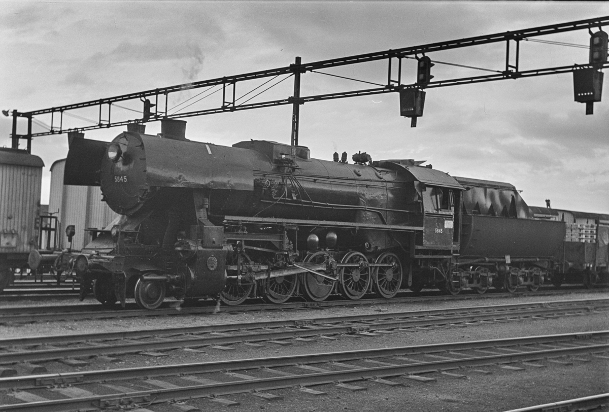 Godstog på Trondheim stasjon. Toget trekkes av damplokomotiv type 63a nr. 5845.