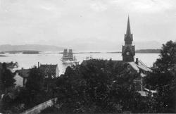 Skoleskipet Statsråd Lehmkuhl på fjorden.