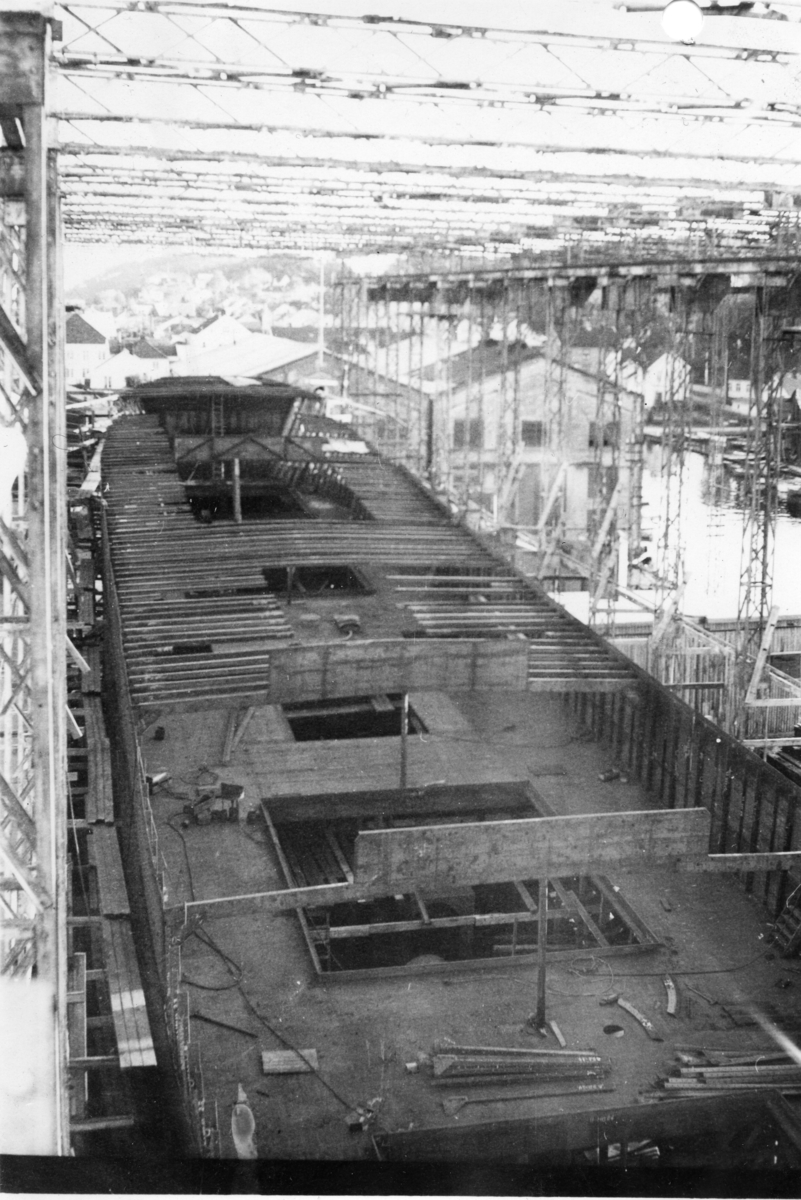 Byggenr. 31 v. Langesund Mekaniske Verksted: Kollbryn
8: "Sakte fart akterover". 
9: "Klar ved winchen".
12: "Kollbryn på slippen 17.5.1951".
13: "Kollbryn ved kaien 24.3.1951".