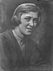 Portrett av kvinne. Fru Trine Bull