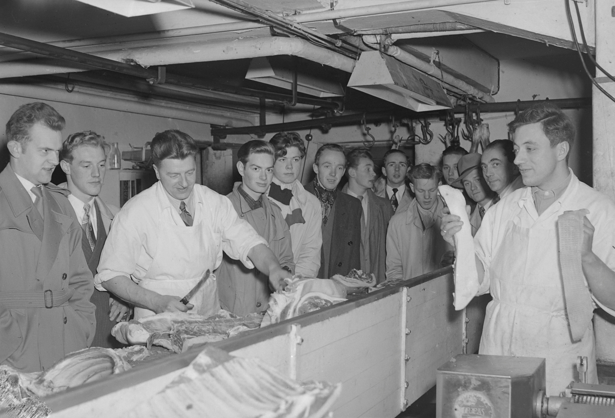 Elever fra Kokkeskolen på omvisning hos slakter Joh. O. Helgesen