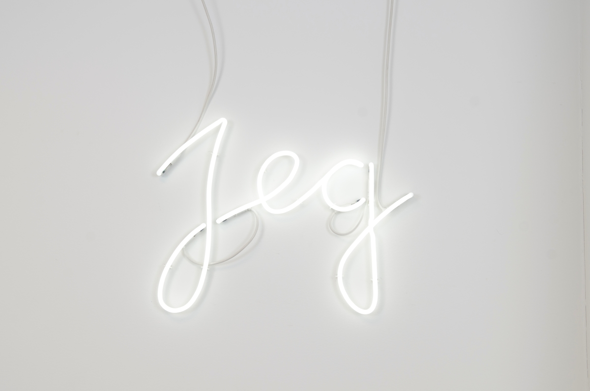 Christensens verk er ein installasjon med to benkar av stål. Benkane er dekt med lys betong kor det er laga avtrykk av menneskekroppar som har sete der. Over kvar benk heng eit kvitt neonrør forma som ordet «jeg». På veggen bak heng det ein rund spegel, slik at begge neonarbeida blir spegla på motståande vegg.

Kunstverket er mogeleg å oppleve også for dei med synshemming, både på grunn av det sterke lyset i neonrøra og fordi det kan utforskast med hendene. Det inviterer til sansing, leik og refleksjon rundt kva det er å vere eit «eg». Spegelen minner om kor viktig spegling i bokstaveleg og overført tyding er for kjensla av kven ein er, og korleis identitet endrar seg over tid. Avtrykka på benkane er i ulik storleik, så ein kan setje seg i dei og kjenne etter om ein passar inn – eller berre sjå på kunsten på motsett side.