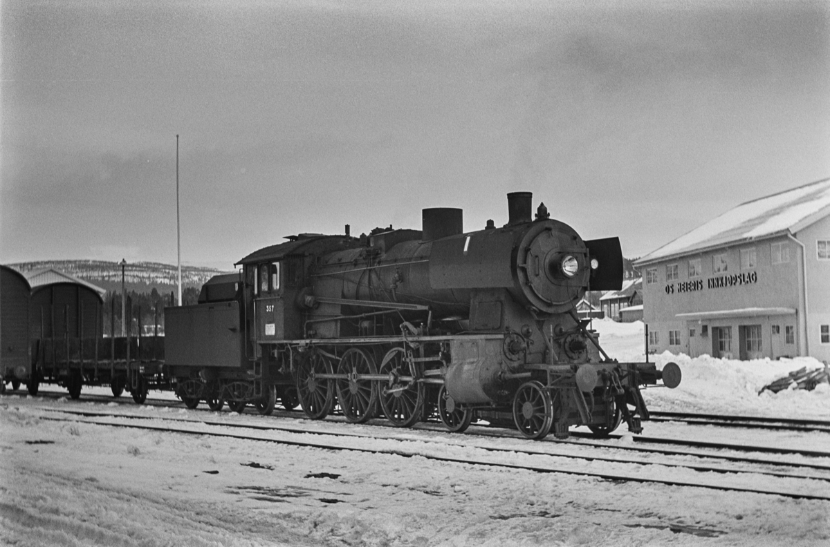 Sydgående underveisgodstog fra Marienborg (Trondheim) til Hamar, tog 5716, på Os stasjon. Toget trekkes av damplokomotiv type 30b nr. 357.