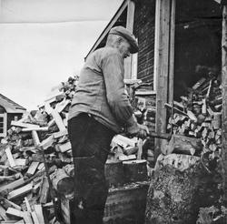 Mann hogger ved. Embret B. Dalen 1874-1966. Alvdal