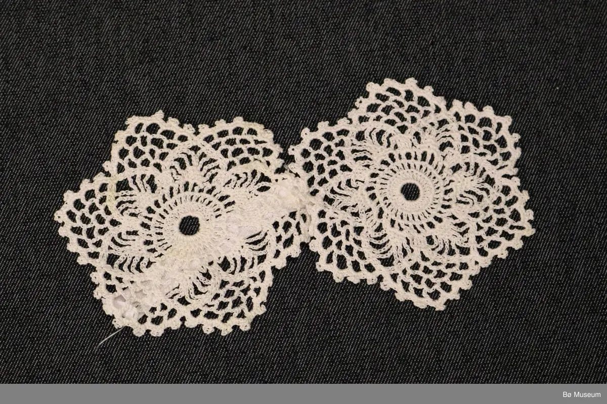 To like hekla brikker til sukker/fløtesett. Brikkene har ananasmønster med seks blad på rosa.