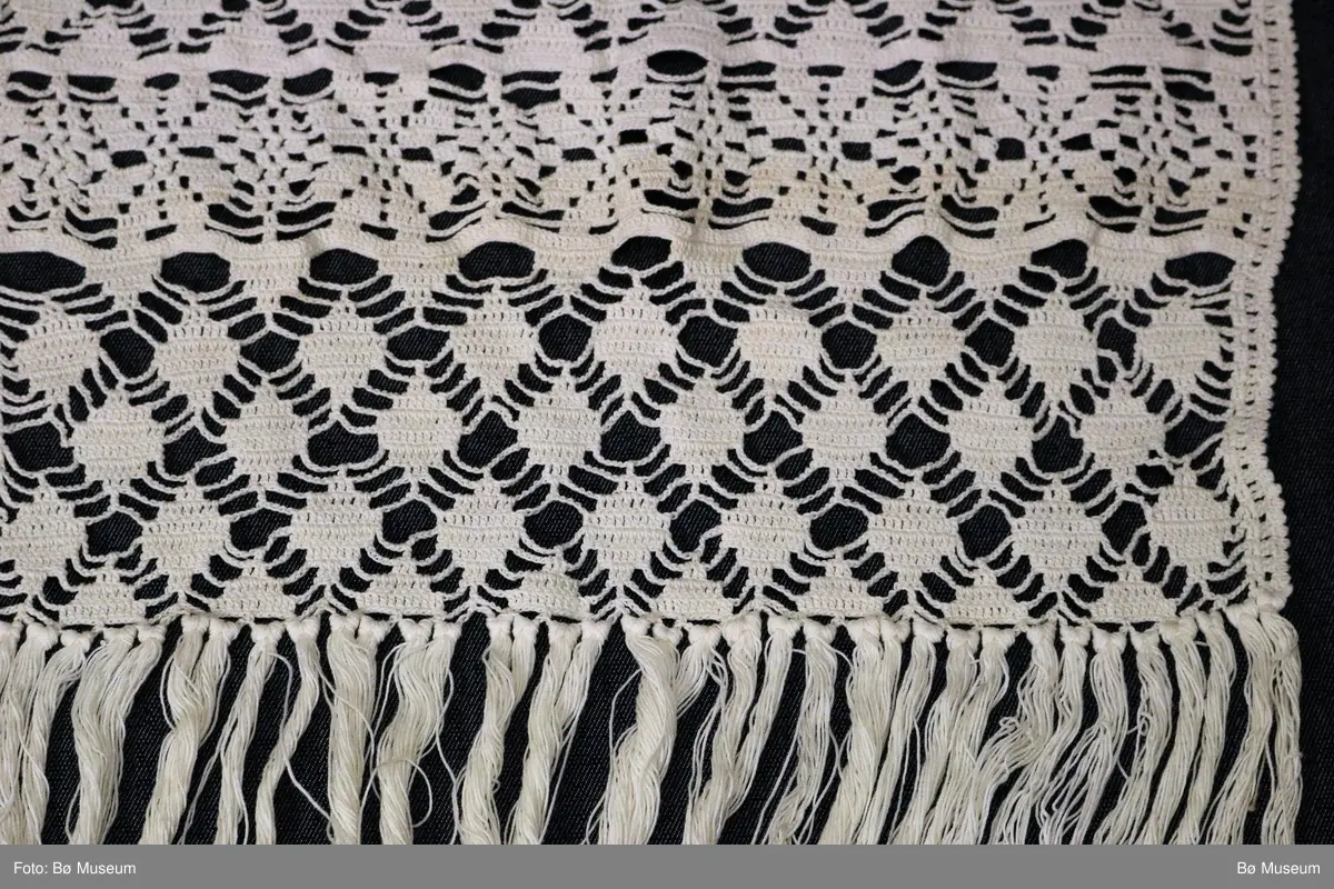 Hekleblonde med åttebladsroser, romber og små ruter i holmønster.