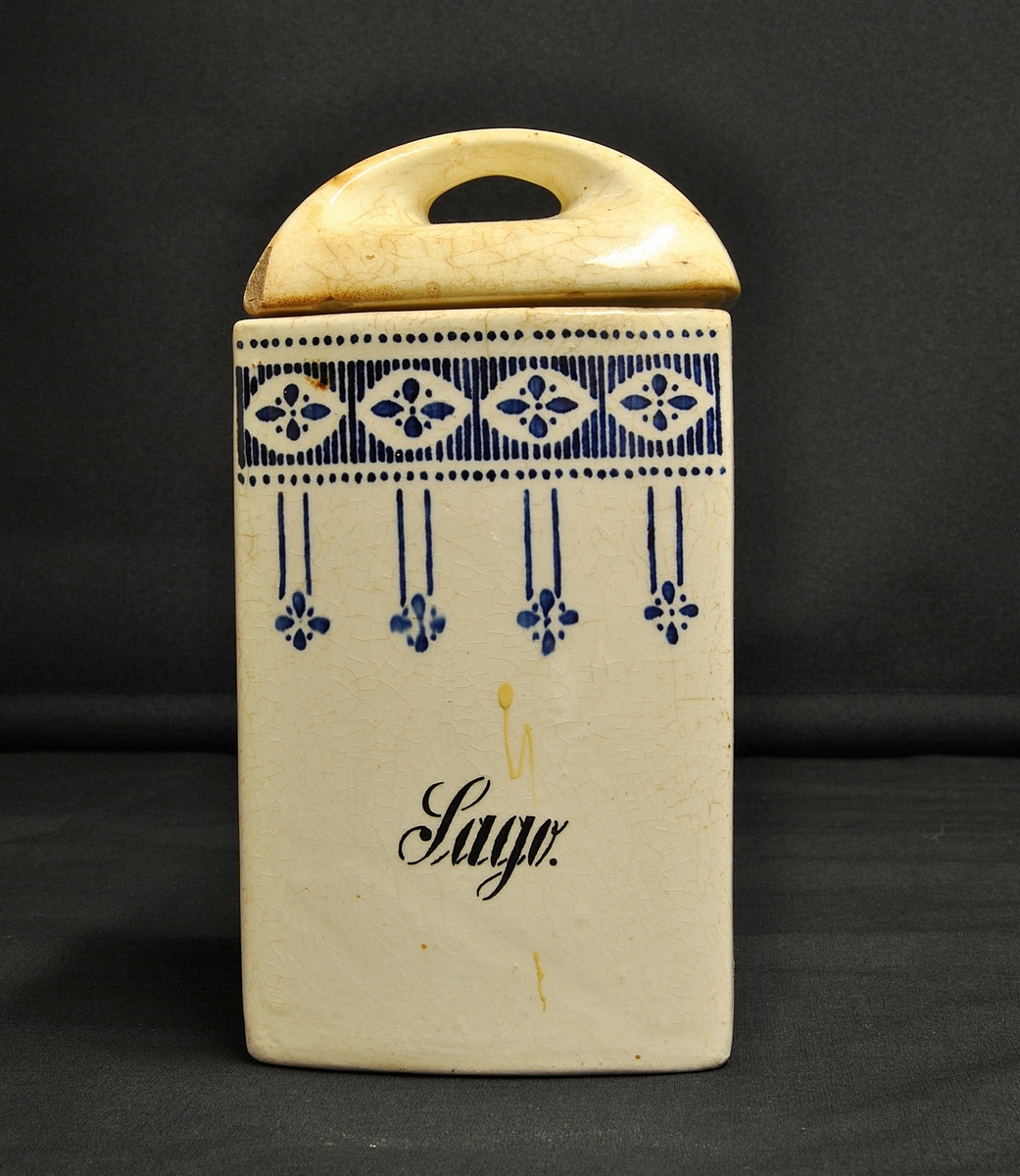 Rektangulær krukke med lok av keramikk.