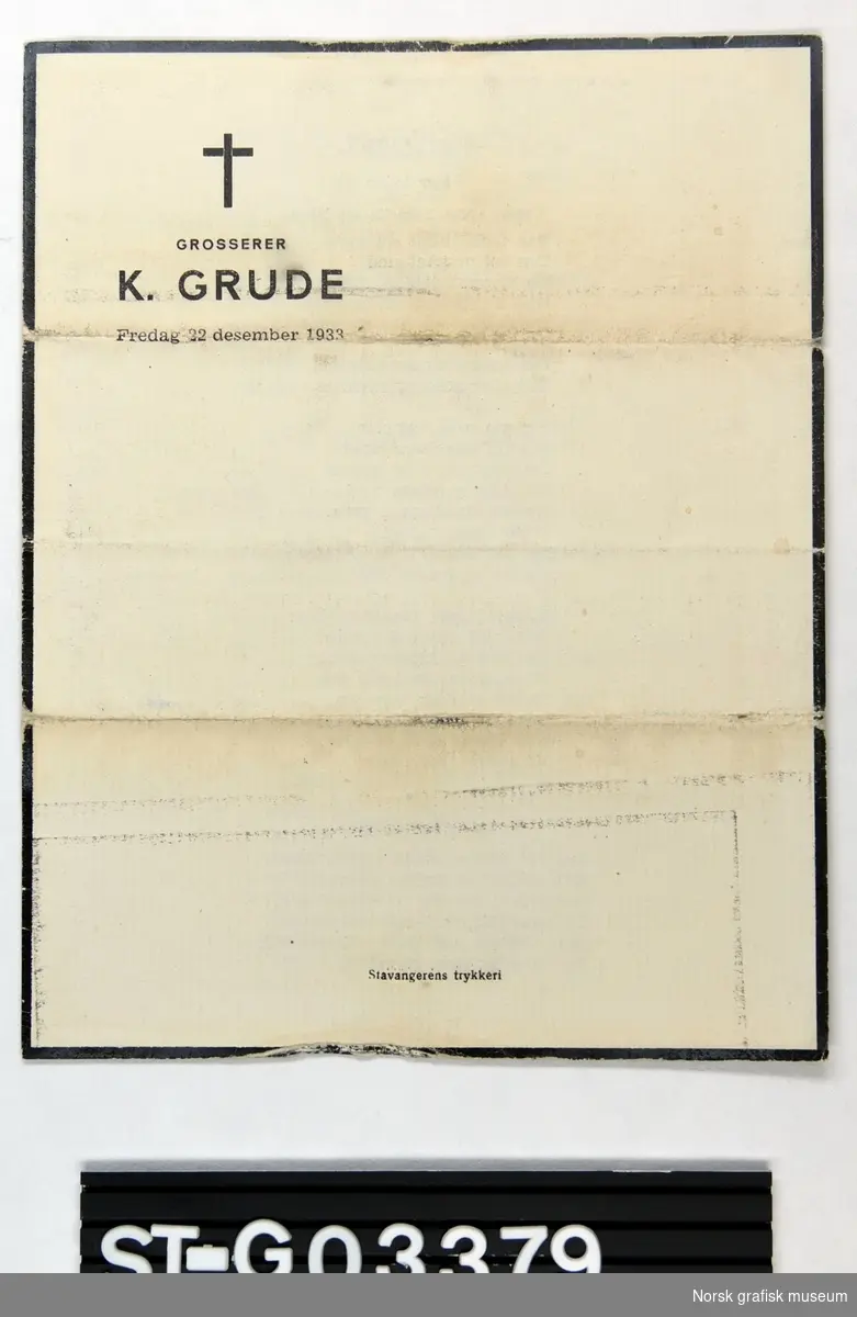 Begravelseshefte for grosserer K. Grude, fredag 22. desember 1933. 

Heftet er et A4 ark brettet på kortsiden, men trykk på alle 4 sider.
