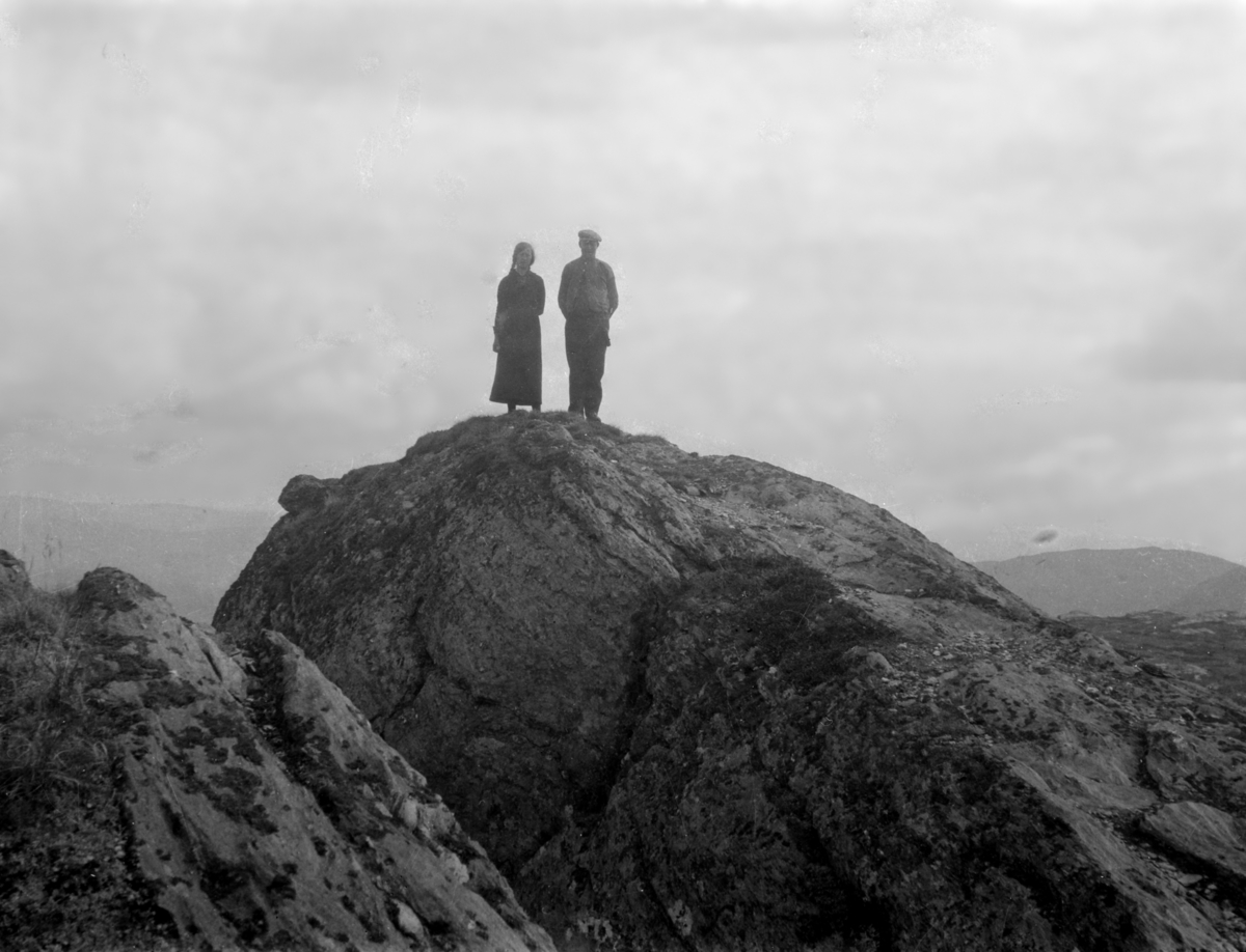Mann og kvinne på et berg.