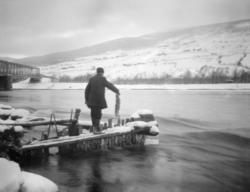 Lakefiske (Låkå) ved Randkleivsbrua. Tosten Kvien står på  m
