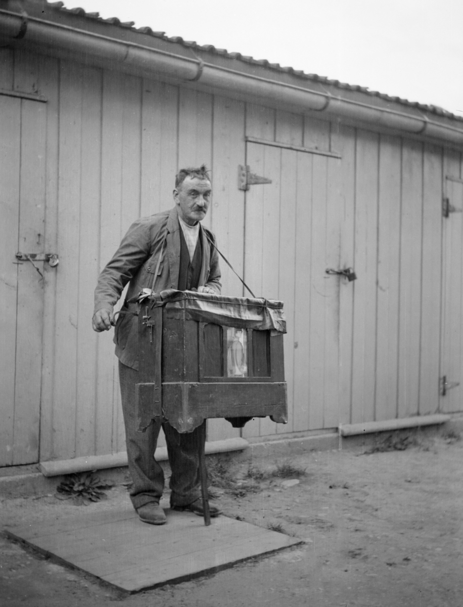 Per Viken med lirekasse foran Brandstadbutikken Ringebu.