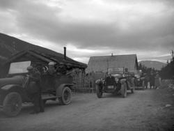 Folk på tur med 3 biler.