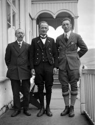 Fra venstre står Hans Baukhol, Martinus Høgåsen i folkedrakr