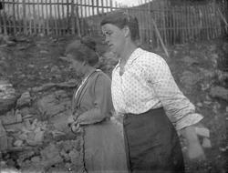 To kvinner spaserer ute. Brystbilde.