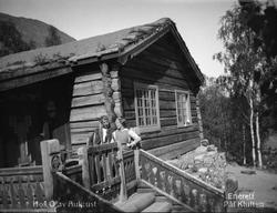 Olav Aukrust og kona Gudrun sitter ved trappa ved sitt hjem 