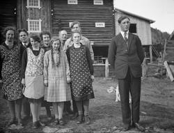 5 kvinner og 4 menn står ute på tunet. Ivar Kluften  nr. 2 f