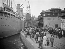 Amerikabåten Stavangerfjord ved Vippetangen, Oslo. Stor folk