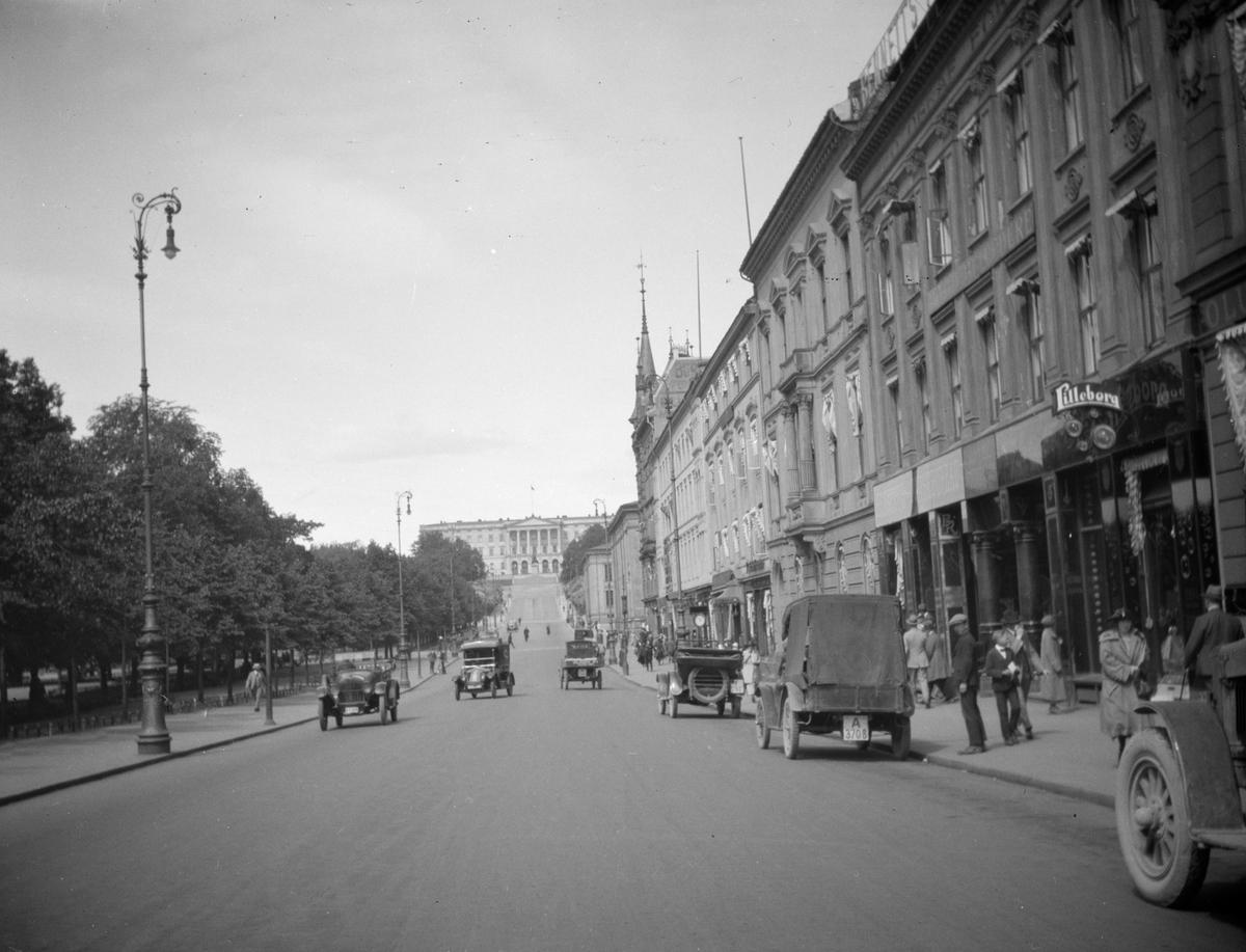Karl Johans gate fotografert mot Slottet, biler
