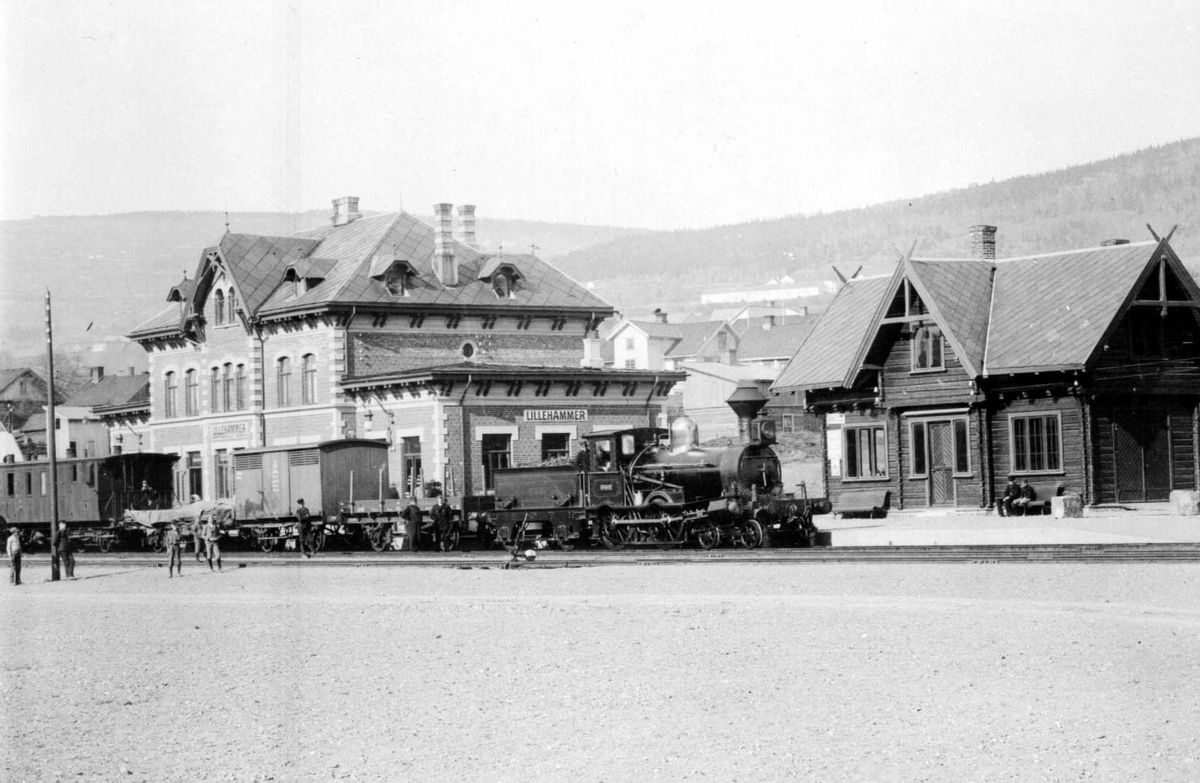 Repro: Lillehammer Jernbanestasjon med tog ant. åpningsåret 1894