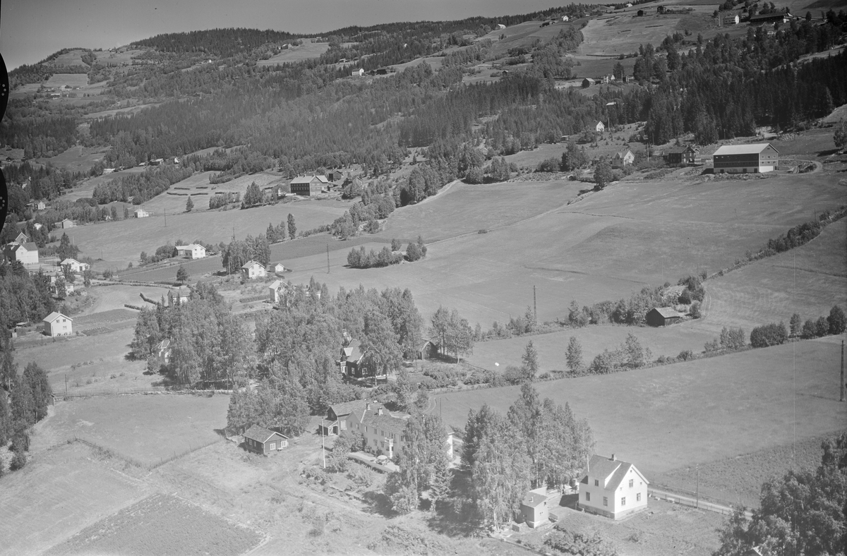 Oversiktsbilde fra Tretten med Mo gård oppe til høyre