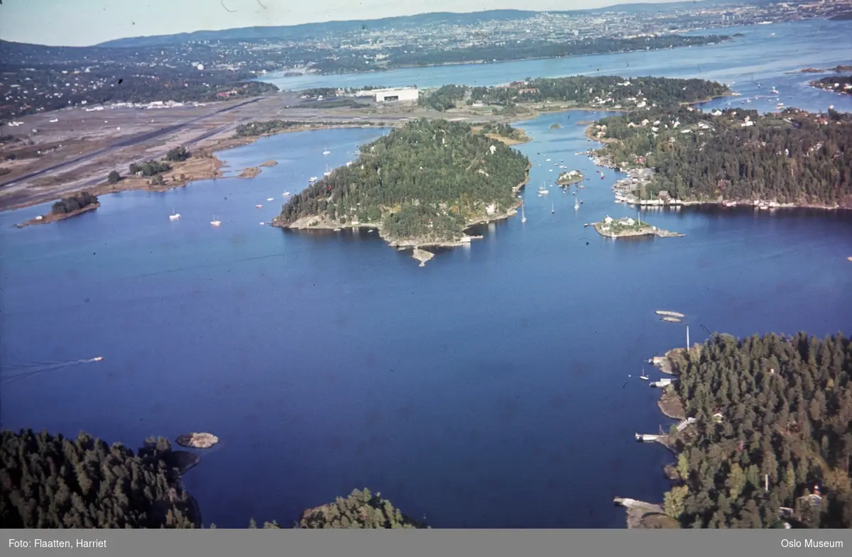 utsikt fra fly, fjord, øyer, hyttebebyggelse, villabebyggelse, båter, Oslo lufthavn Fornebu