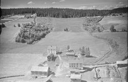 Ukjent gård i li, Øyer, kjøkkenhage, flere gårder lenger opp