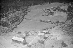 Ukjent gård i li, Øyer, kjøkkenhage, en annen gård lenger op