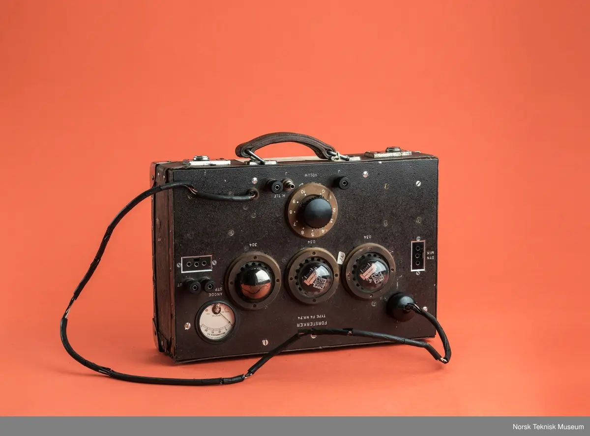 Med Telefunken rør og Weston milliamperemeter
Kraftig nedbrutt ledning