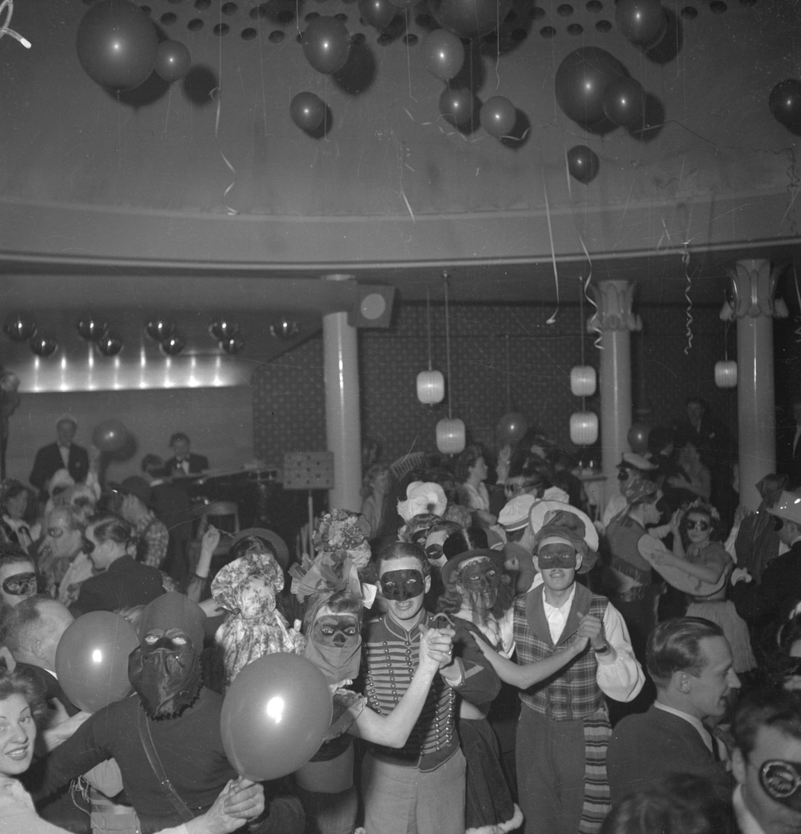 Maskeradbal på nattklubben Lorry i Linköping. Året är 1947.
