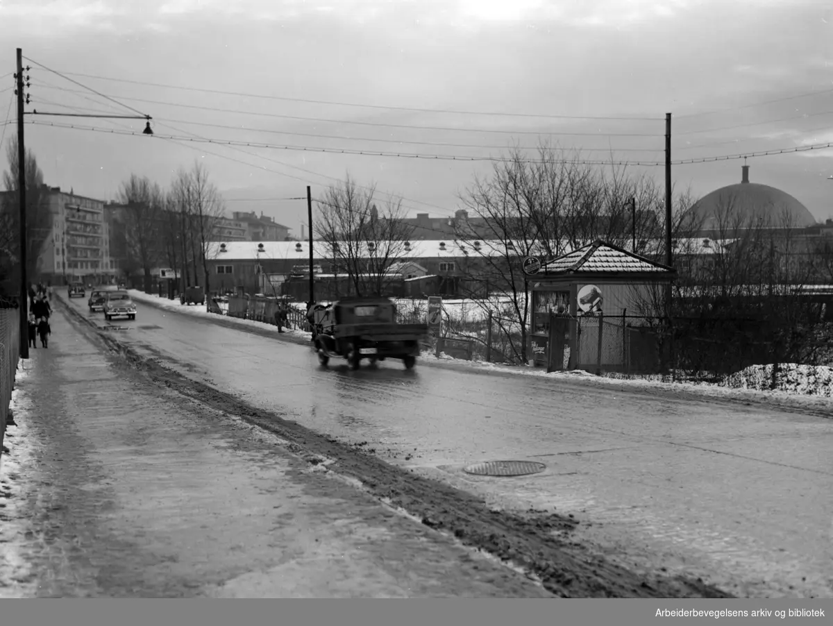 Sørkedalsveien. (Kiosken nedenfor Volvat). Januar 1952