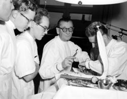 Tannlegehøyskolen. Operasjon av en pasient. November 1951
