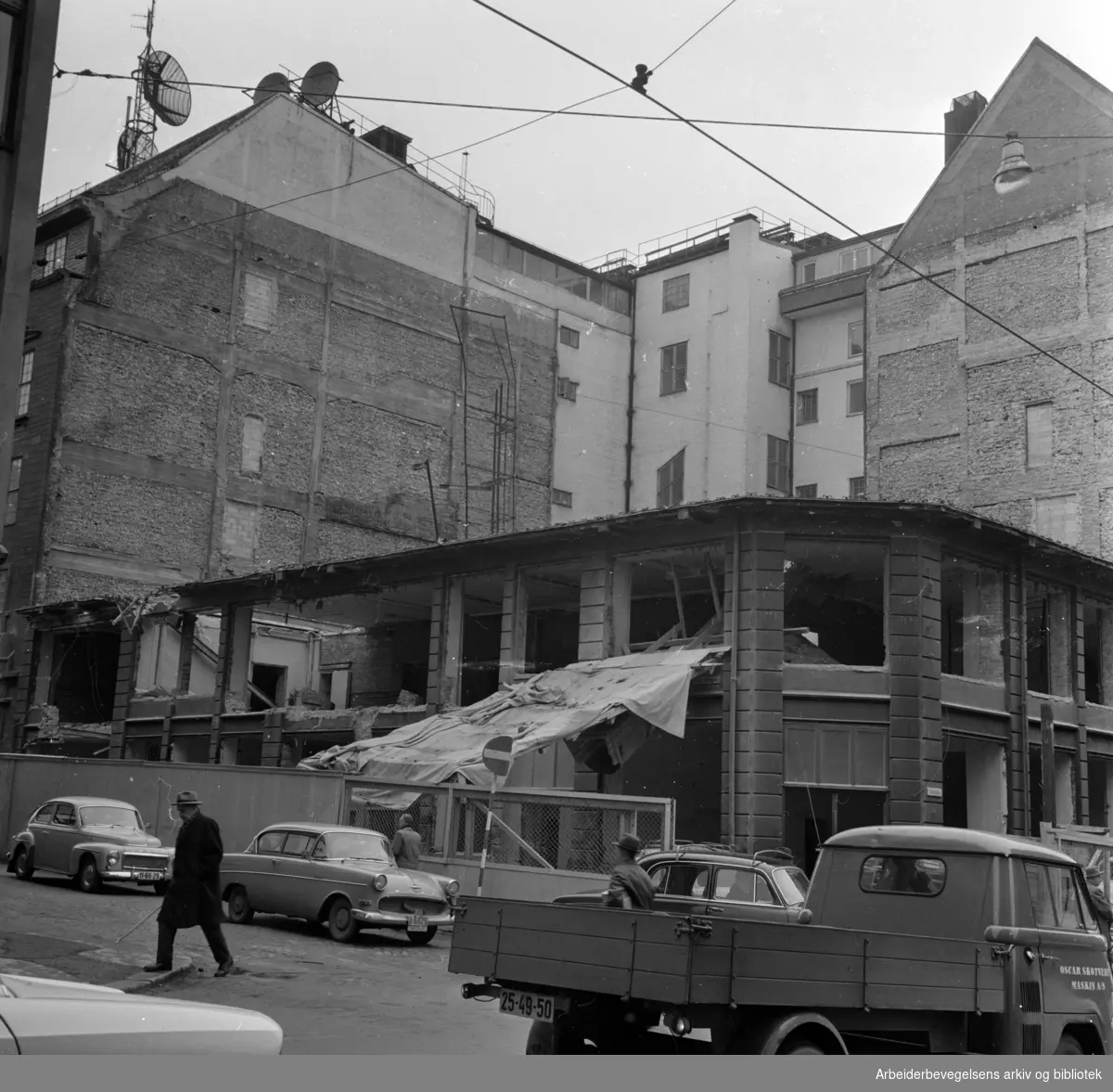 Telegrafbygningen rives. Mars 1963