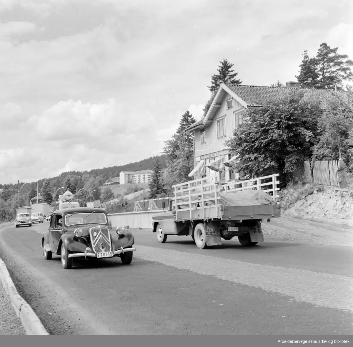 Trondheimsveien. Flaskehals ved Lunden stoppested. Juli 1961