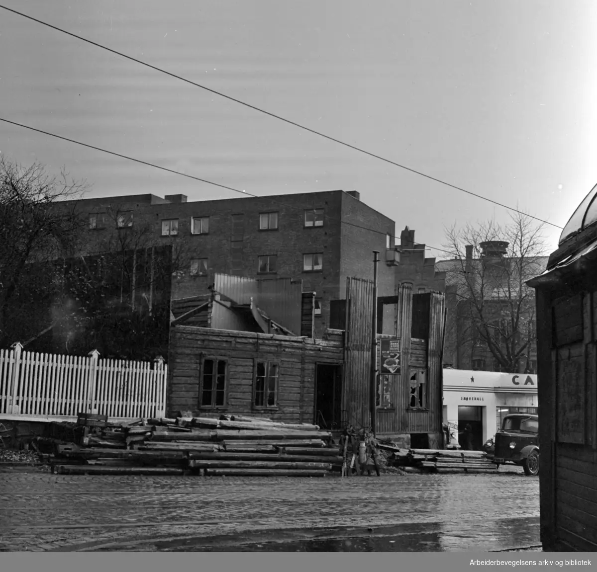 Trondheimsveien. Sofienberg. Gamle bygninger og gjerder. Mai 1958