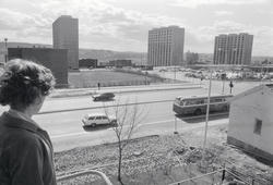 Trondhjemsveien. Trafikk. Hovedveien under verandaen. April 