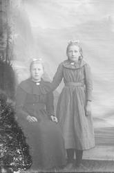 Portrett, Petra Lakrem (?) med søster, ei sitter i stol og e