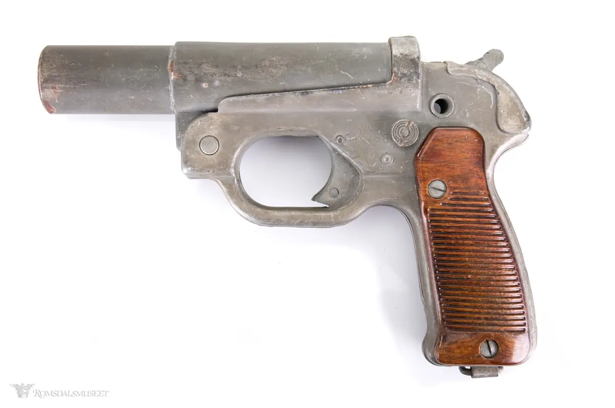 Sylindrisk glattboret løp som åpnes med en fjæret knapp festet på siden av pistolen. Spennbar hane, avtrekker og skjeftet med påskrudd tregrep med riller. Lærstropp følger med. Sort lærhylster med beltefeste, lukkestropp og rom for en ekstra patron følger med.