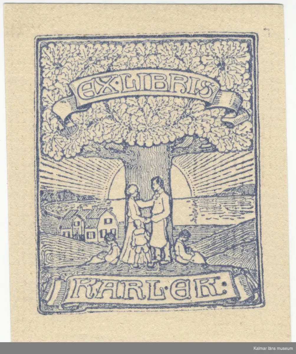 KLM45239:4 Exlibris. Exlibris för Karl Ek. Motiv med en familj framför en stor ek. I bakgrunden hus, sjö och sol. Trycket i en blågrå ton.
