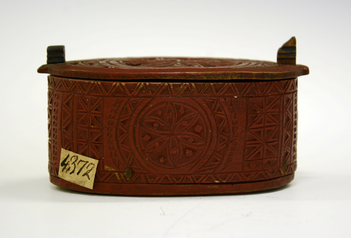 Tine av tre. Fra protokollen: Søljetine i kerbsnit med sølje. (TGM-SM.4372.A)  Tinen med 6-bladrose på laak og side, samt border. Rødmalt. Under bunden skaaret: Tn og A.